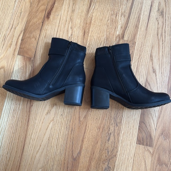 White Mountain Dessert Black Heeled Boots with Buckle & Zipper Detail, Size 8 - Picture 4 of 7